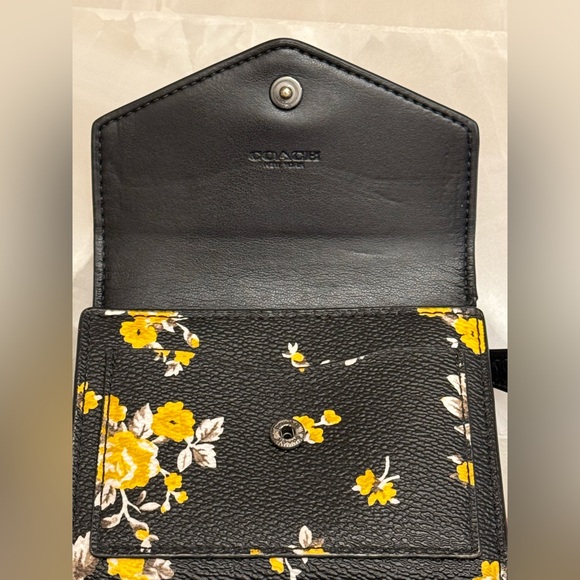 Lot of 3 Compact Wallets 2 Coach Black Flowers and Pink and 1 Blue Marc Jacobs - Picture 6 of 16